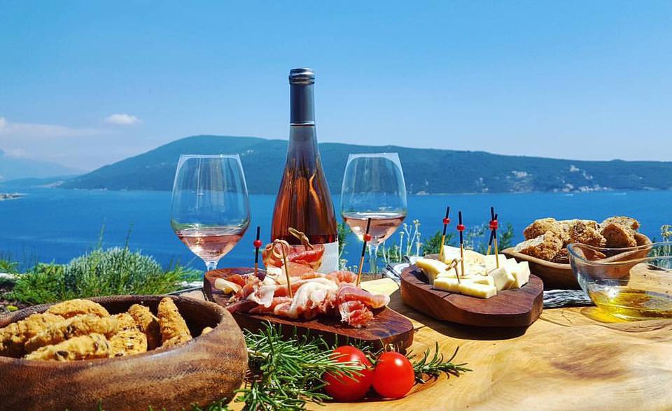 degustacija vina rose castel savina uz prsut i sir